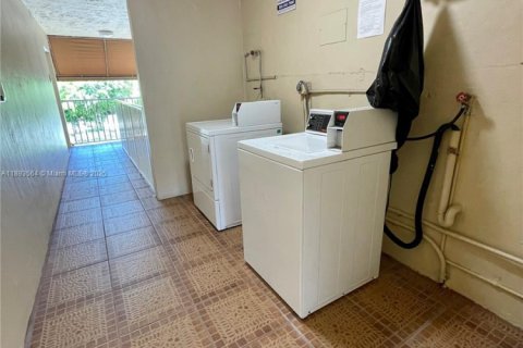 Condo in Doral, Florida, 2 bedrooms  № 1945685 - photo 20