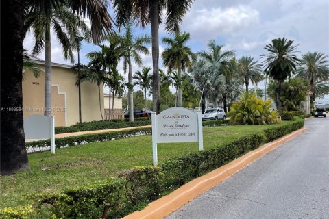 Condo in Doral, Florida, 2 bedrooms  № 1945685 - photo 17