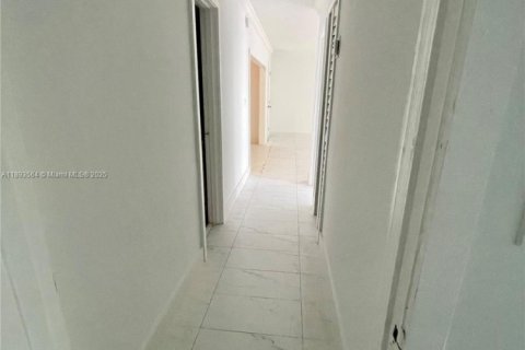 Condo in Doral, Florida, 2 bedrooms  № 1945685 - photo 10