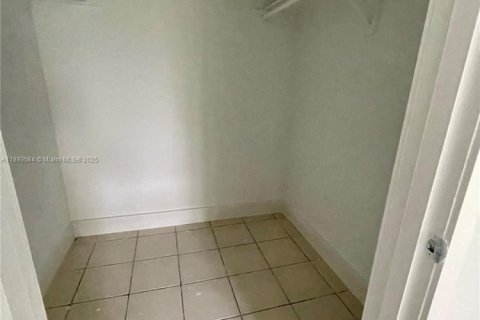 Condo in Doral, Florida, 2 bedrooms  № 1945685 - photo 7