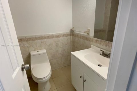 Condo in Doral, Florida, 2 bedrooms  № 1945685 - photo 11