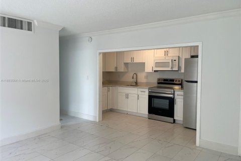 Condo in Doral, Florida, 2 bedrooms  № 1945685 - photo 2