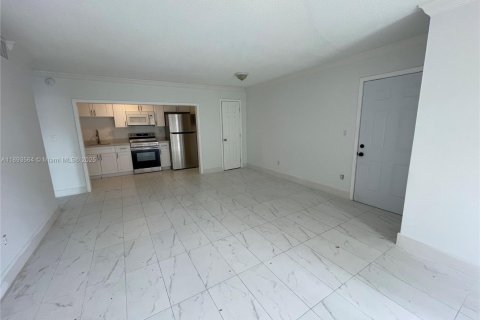 Condo in Doral, Florida, 2 bedrooms  № 1945685 - photo 3