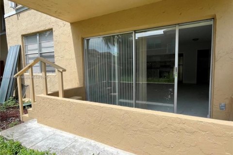 Condo in Doral, Florida, 2 bedrooms  № 1945685 - photo 19