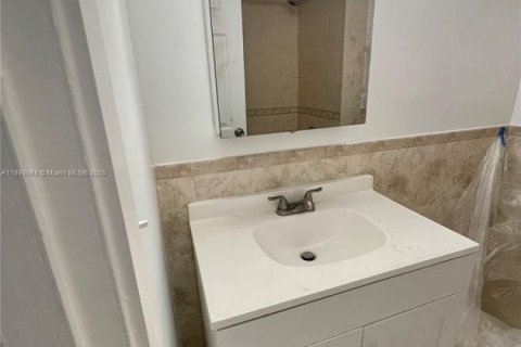 Condo in Doral, Florida, 2 bedrooms  № 1945685 - photo 8