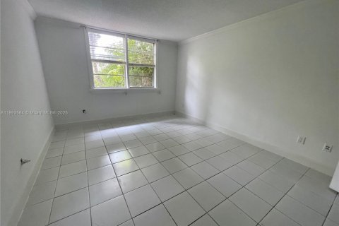 Condo in Doral, Florida, 2 bedrooms  № 1945685 - photo 5