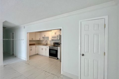 Condo in Doral, Florida, 2 bedrooms  № 1945685 - photo 12