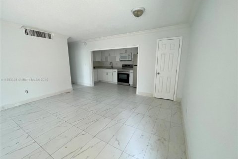 Condo in Doral, Florida, 2 bedrooms  № 1945685 - photo 13