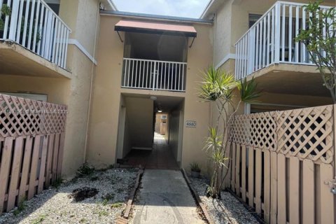 Condo in Doral, Florida, 2 bedrooms  № 1945685 - photo 14