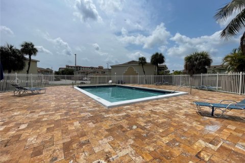 Condo in Doral, Florida, 2 bedrooms  № 1945685 - photo 15