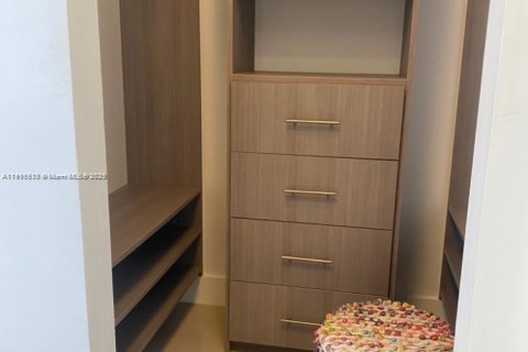 Casa en alquiler en Miami, Florida, 3 dormitorios, 136.47 m2 № 1972715 - foto 12