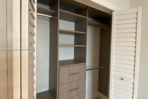 Casa en alquiler en Miami, Florida, 3 dormitorios, 136.47 m2 № 1972715 - foto 16