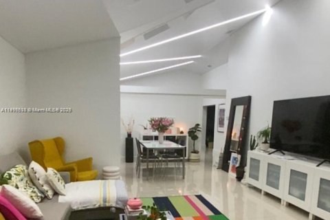 Casa en alquiler en Miami, Florida, 3 dormitorios, 136.47 m2 № 1972715 - foto 4