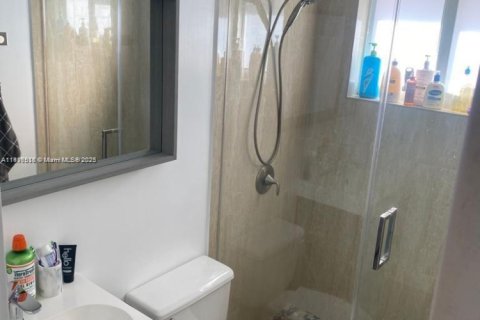 Casa en alquiler en Miami, Florida, 3 dormitorios, 136.47 m2 № 1972715 - foto 15