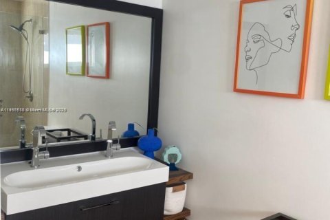 Casa en alquiler en Miami, Florida, 3 dormitorios, 136.47 m2 № 1972715 - foto 10