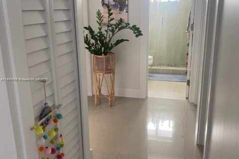 Casa en alquiler en Miami, Florida, 3 dormitorios, 136.47 m2 № 1972715 - foto 7