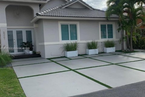 Casa en alquiler en Miami, Florida, 3 dormitorios, 136.47 m2 № 1972715 - foto 1