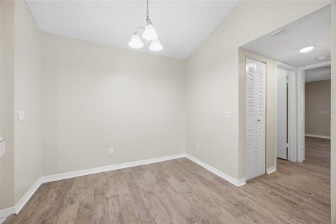 Condo in Orlando, Florida, 2 bedrooms  № 2213222 - photo 12