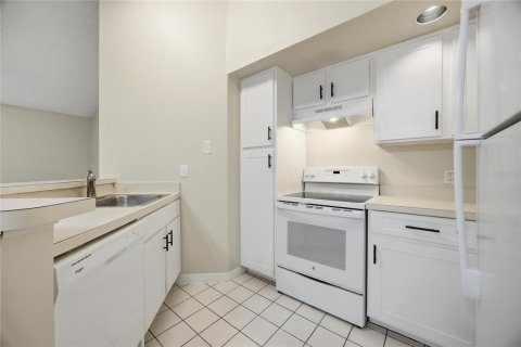 Condo in Orlando, Florida, 2 bedrooms  № 2213222 - photo 6