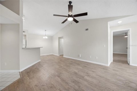 Condo in Orlando, Florida, 2 bedrooms  № 2213222 - photo 11