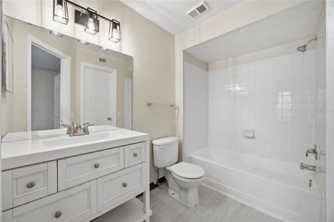 Condo in Orlando, Florida, 2 bedrooms  № 2213222 - photo 16