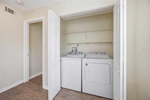 Condo in Orlando, Florida, 2 bedrooms  № 2213222 - photo 13