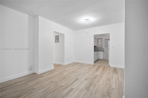 Villa ou maison à louer à Miami Beach, Floride: 2 chambres, 620.31 m2 № 2027686 - photo 13