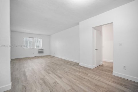 Villa ou maison à louer à Miami Beach, Floride: 2 chambres, 620.31 m2 № 2027686 - photo 7