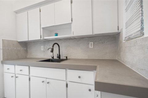 Villa ou maison à louer à Miami Beach, Floride: 2 chambres, 620.31 m2 № 2027686 - photo 2