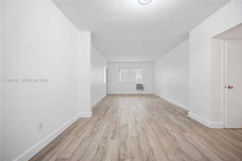 Villa ou maison à louer à Miami Beach, Floride: 2 chambres, 620.31 m2 № 2027686 - photo 15