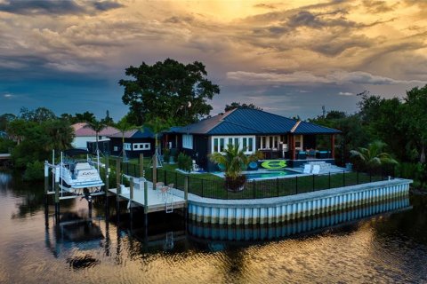 House in Punta Gorda, Florida 3 bedrooms, 182.74 sq.m. № 2117757
