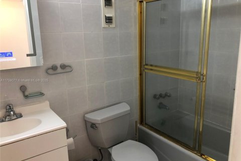 Condo in North Miami Beach, Florida, 2 bedrooms № 1707642 - photo 5