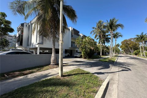 Condo in North Miami Beach, Florida, 2 bedrooms № 1707642 - photo 18