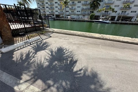 Condo in North Miami Beach, Florida, 2 bedrooms № 1707642 - photo 16