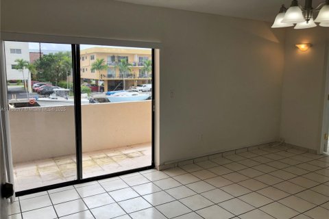 Condo in North Miami Beach, Florida, 2 bedrooms № 1707642 - photo 6
