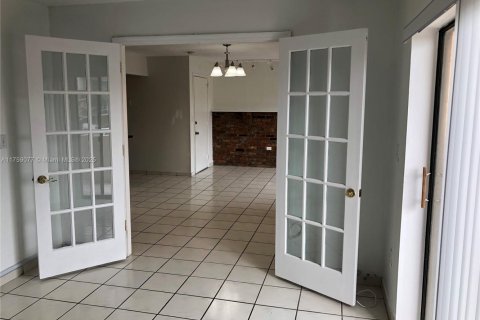Condo in North Miami Beach, Florida, 2 bedrooms № 1707642 - photo 9