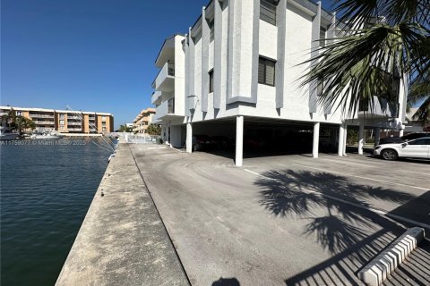 Condo in North Miami Beach, Florida, 2 bedrooms № 1707642 - photo 15