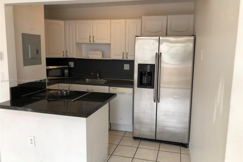 Condo in North Miami Beach, Florida, 2 bedrooms № 1707642 - photo 3