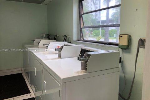 Condo in North Miami Beach, Florida, 2 bedrooms № 1707642 - photo 13