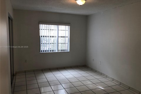 Condo in North Miami Beach, Florida, 2 bedrooms № 1707642 - photo 4