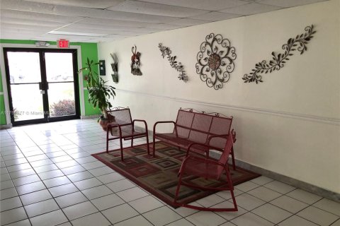 Condo in North Miami Beach, Florida, 2 bedrooms № 1707642 - photo 11