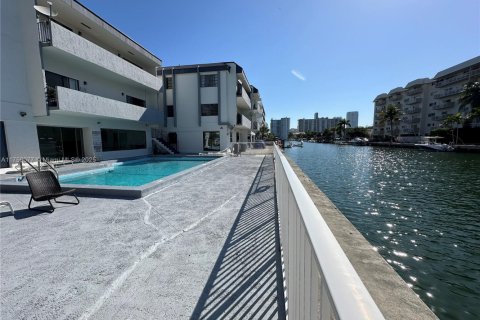 Condo in North Miami Beach, Florida, 2 bedrooms № 1707642 - photo 25