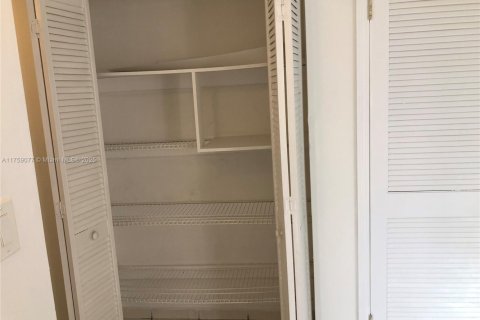 Condo in North Miami Beach, Florida, 2 bedrooms № 1707642 - photo 8