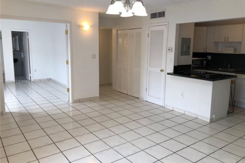 Condo in North Miami Beach, Florida, 2 bedrooms № 1707642 - photo 1