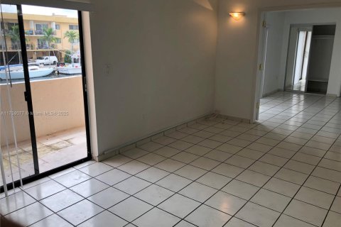Condo in North Miami Beach, Florida, 2 bedrooms № 1707642 - photo 2