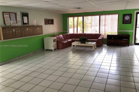 Condo in North Miami Beach, Florida, 2 bedrooms № 1707642 - photo 12