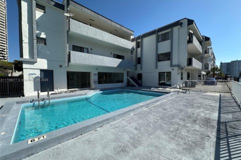 Condo in North Miami Beach, Florida, 2 bedrooms № 1707642 - photo 24
