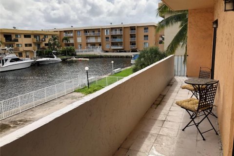 Condo in North Miami Beach, Florida, 2 bedrooms № 1707642 - photo 10