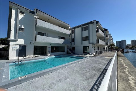 Condo in North Miami Beach, Florida, 2 bedrooms № 1707642 - photo 14