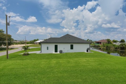 House in Cape Coral, Florida 4 bedrooms № 2080656 - photo 15